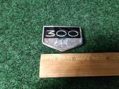 Placa de identificación 300-M con emblema Chrysler 300M 1999-2003 OEM 04805287A 3M1 Foto 1 de 4