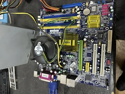 Foxconn 945G7MA- 8EKRS2H Socket 775 Motherboard Intel Pentium 2.80 GHz Cpu + Ram - Immagine 1 di 4