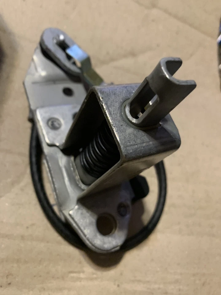 Trava da tampa da caçamba Chevrolet Truck LH 1988-2000 12383451 - Imagem 1 de 4