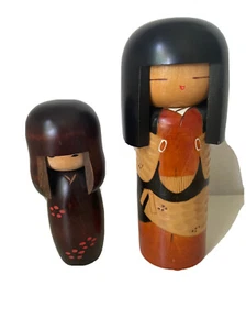 Lot 2 japanische Usaburo Kokeshi Puppen aus Holz geschnitzt bemalt schwarzes Haar 6,5” & 5” - Bild 1 von 12