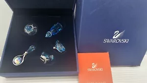NUOVO ~ cristallo Swarovski ~ * acquamarina bambino ragazzo * ~ scatola e cacao ~ bottiglia ~ sonaglio ~ scarpe ~ ciuccio - Foto 1 di 15