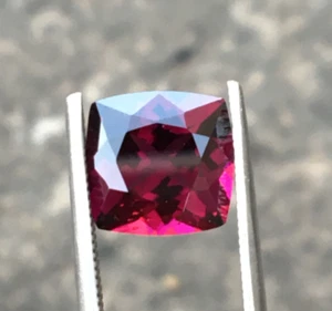 Beautiful mozambique rhodolite garnet faceted gemstone cushion cut 2.50 carat - Picture 1 of 5