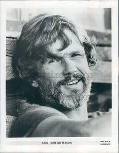 1982 Press Photo Smiling Kris Kristofferson Country Music Legend - Picture 1 of 2