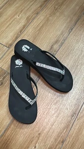 NWOT Yellow Box Zemily Sandals Flip Flops Bejeweled Rhinestones Bling Sz 10 Blk - Picture 1 of 8
