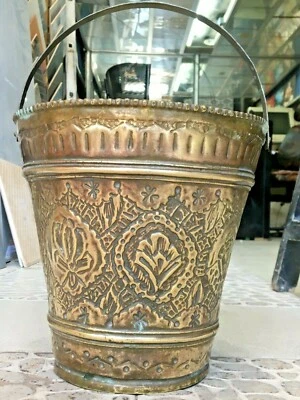ANTIQUE OLD RARE HAND CARVED FLORAL DESIGN BIG SIZE BRASS BUCKET RICH PATINA 23 - Image 1 of 4