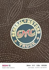  Emblema insignia de metal estilo vintage GENERAL MOTORS GMC TRUCK 63 mm dorado rojo negro - Imagen 1 de 6