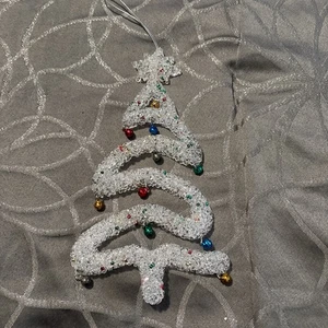"Decoración de árbol de Navidad de plástico blanco fundido vintage 9"" con campanas" - Imagen 1 de 7