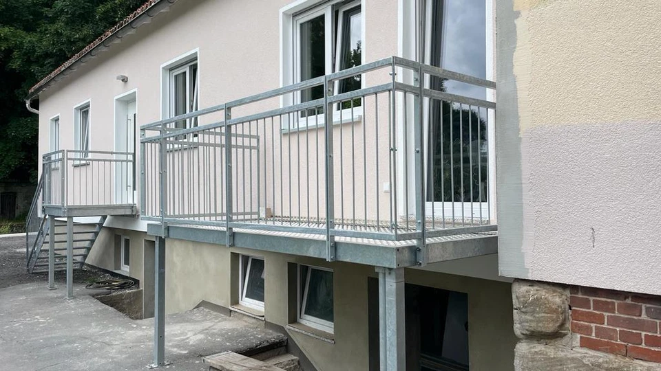 (888,89 EUR/m²) Restposten Stahlbalkon Balkon Bausatz Selbstmontag 3mx1,5m - Bild 1 von 1