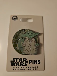 Disney Parks Star Wars Teachers’ Day 2023 Yoda Pin Limited Release  - Bild 1 von 2