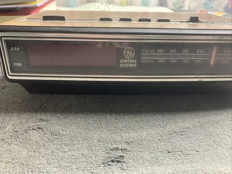 Vintage GE 1980's AM/FM Alarm Clock Radio General Electric Model 7-4625C Cover