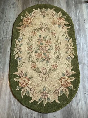 Винтажный бежевый зеленый цветочный фермерский овальный ковер-крючок сделано в Японии - 24,5 дюйма x 44 дюйма - Изображение 1 из 4