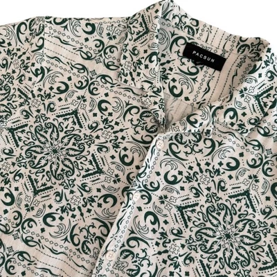 Camisa para hombre PacSun mediana verde crema estampado pañuelo manga corta abotonada Foto 1 de 4