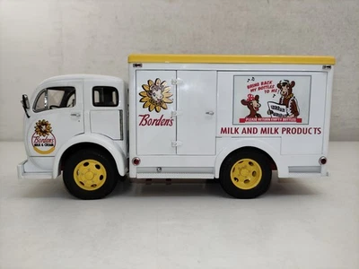 Dandbury Mint 1955 Borden's Milk & Cream Truck 30 Casse Scala 1/24-G22 - Immagine 1 di 4