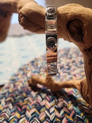 Brazalete con bisagras de diamantes de imitación tono plata lentejuelas nuevo con etiquetas precio de venta sugerido por el fabricante $50.00 Foto 1 de 4