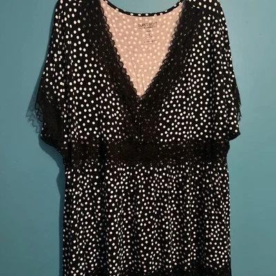 Blusa para mujer Torrid súper suave lunares blancos y negros con detalle de encaje 3X Foto 1 de 2
