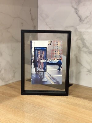 Tarjetas postales con fotos enmarcadas de Kaws Foto 1 de 4