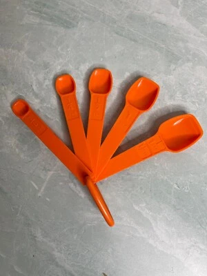 Vintage Tupperware 6pc MEASURING SPOONS Set Orange with D ring - Image 1 of 4