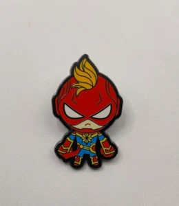 Prendedor Disney 2023 Chibi Marvel Vengadores Capitana Marvel Prendedor Comerciable - Imagen 1 de 2