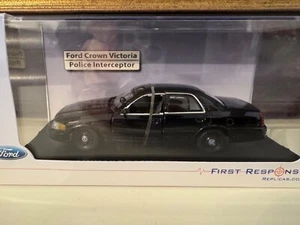 Réplicas Primera Respuesta Ford Crown Victoria Police Interceptor Negro en Blanco 1:43 - Imagen 1 de 2