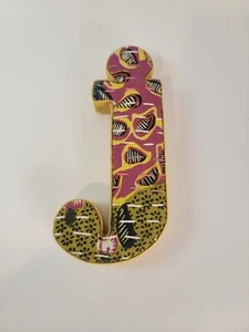 Anthropologie Lettera J Iniziale Monogramma Tessuto Decorazione Parete Boho Trapuntato 8" - Foto 1 di 3