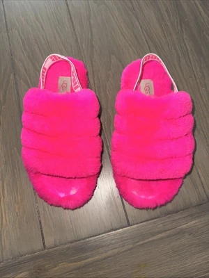 Zapatillas/sandalias UGG de piel esponjosa rosa con honda trasera talla 3 para niños  Foto 1 de 4