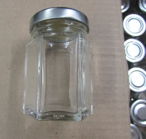 39 GLAS SECHSKANT GLÄSER ZUR AUFBEWAHRUNG 6,5 cm x 4,5 cm - NEU UNBENUTZT - ** KOSTENLOSER UK-VERSAND ** - Bild 1 von 2