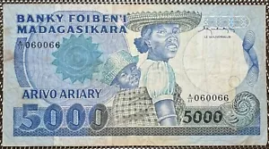 MADAGASCAR BILLET DE 5000 FRANCS ND (BILL 183) NUMERO 060066 . - Foto 1 di 3
