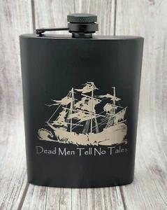Barco Pirata Dead Men Tell No Tales Grabado con Láser Negro Inoxidable Cadera Frasco 8 oz. - Imagen 1 de 5
