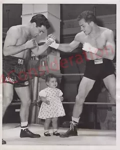 Vintage Boxdraht Carlos Ortiz vs Duilio of Italy weinende Tochter mit Boxershorts - Bild 1 von 3