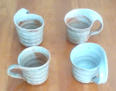 Ручной работы глины кофейные чашки - серый и коричневый - набор из 4 - помеченный "diehl 2005" - Изображение 1 из 4