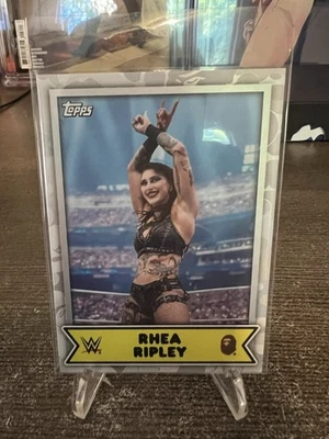 Tarjeta de lucha libre Rhea Ripley blanca camuflaje lámina SP 2025 Topps WWE X BAPE #13 WWF como nueva Foto 1 de 2
