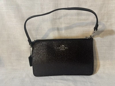 Carteras y muñequeras Coach rojas, leopardo y negras con destellos Foto 1 de 3