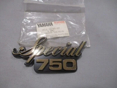 Nuevo de Lote Antiguo Yamaha OEM Cubierta Lateral Izquierda Emblema 1978-1979 XS750 S XS750S 2G2-21781-00 Foto 1 de 3