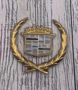 1983-2005 Cadillac Deville Fleetwood Roof Pillar Crest Wreath Emblem Logo Gold - Bild 1 von 10