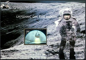 LANDING on the MOON Souvenir Sheet with Holographic Stamp Scott's 3413 CRISP - Picture 1 of 2