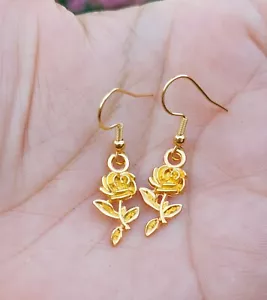 Gold Rose Blume Charm Ohrhänger, Edelstahl Ohrring Haken, US-Verkäufer - Bild 1 von 2