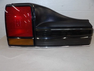 CONJUNTO DE LANTERNA TRASEIRA LATERAL PARA MOTORISTAS OLDSMOBILE CALAIS 1987-1988 LH acabamento cromado fabricante de equipamento original - Imagem 1 de 4