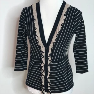 Suéter CAbi SM Volantes Cuello Detalle Estilo 276 Botón Delantero Cuello en V Algodón - Imagen 1 de 5