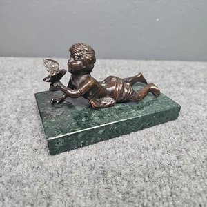 Niño acostado de bronce de 4 3/8" de largo de 3" de alto + pájaro sobre base de mármol verde - Imagen 1 de 8