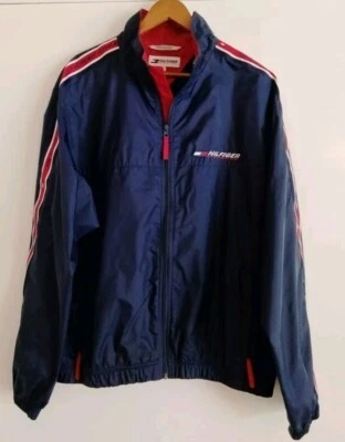 Chaqueta cortavientos Tommy Hilfiger vintage años 90 logotipo de bloque grande en la parte posterior nailon azul Foto 1 de 4
