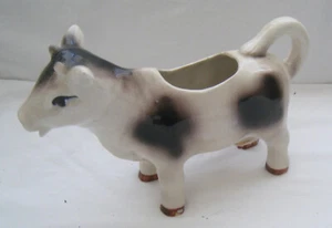 CREMA DE VACA CERÁMICA PINTADA A MANO SUPERIOR VINTAGE MIOJ C. 1945-52 8”Lx41/2”H. - Imagen 1 de 6
