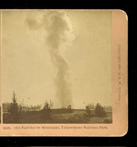 1898 Stereoveiw Old Faithful Geyser Moonlight, Parque Nacional de Yellowstone Kilburn - Imagen 1 de 3