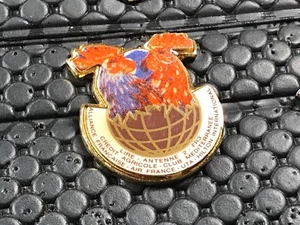  pins pin BADGE MEDIA ANTENNE 2 FR3  CLUB MED AIR FRANCE RARE - Picture 1 of 1