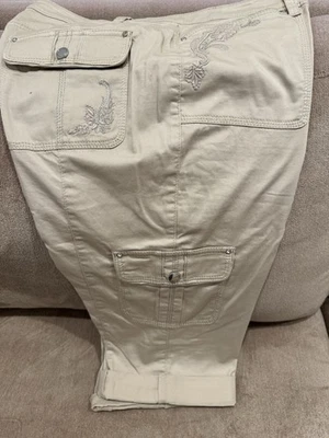 White House Black Market Size 10 Cargo Capri Pants with Pockets Embedded Detail - Imagem 1 de 4