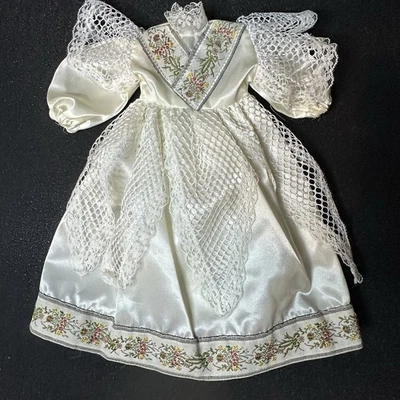 "Vestido de muñeca vintage de porcelana bordado satinado blanco natural con encaje de 10"" de largo" Foto 1 de 4