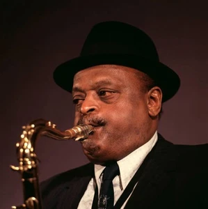 FOTO DE MÚSICA ANTIGUA 1970 Ben Webster actuando en el escenario - Imagen 1 de 1