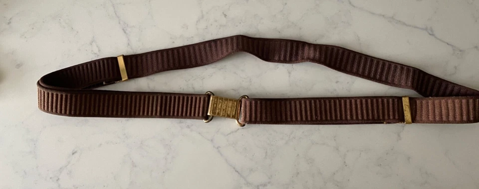 Cinturón vintage retro de tela tejida marrón 1960-1970. Hebilla de metal de latón de 1" de ancho Foto 1 de 4