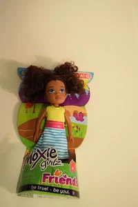 Moxie Girlz Friends Mini Puppe AMORIE rosa gelb blau Kleid Mädchen MGA Amoire - Bild 1 von 1