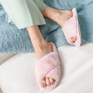 Splendid Slippers M /L Blush Pink Fuzzy Criss Cross Soft Comfy Cozy - Picture 1 of 6