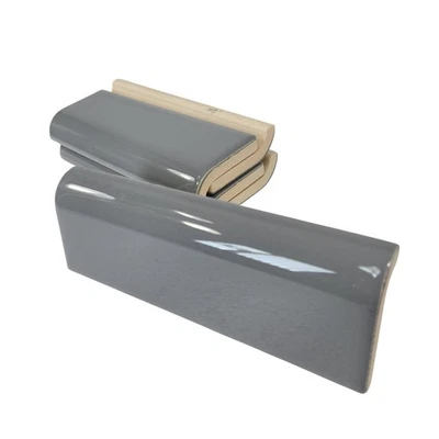 Gamuza Gris Cerámica Azulejo Tapa de Barro Subway Trim Mudcap Gris Mediados de Siglo Moderno Retro Foto 1 de 4